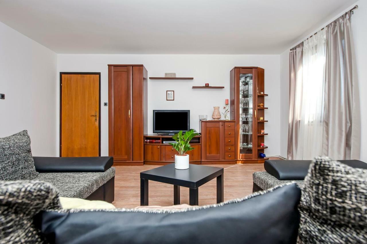 Apartment Nika ロヴィニ エクステリア 写真