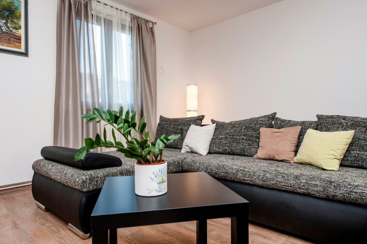 Apartment Nika ロヴィニ エクステリア 写真