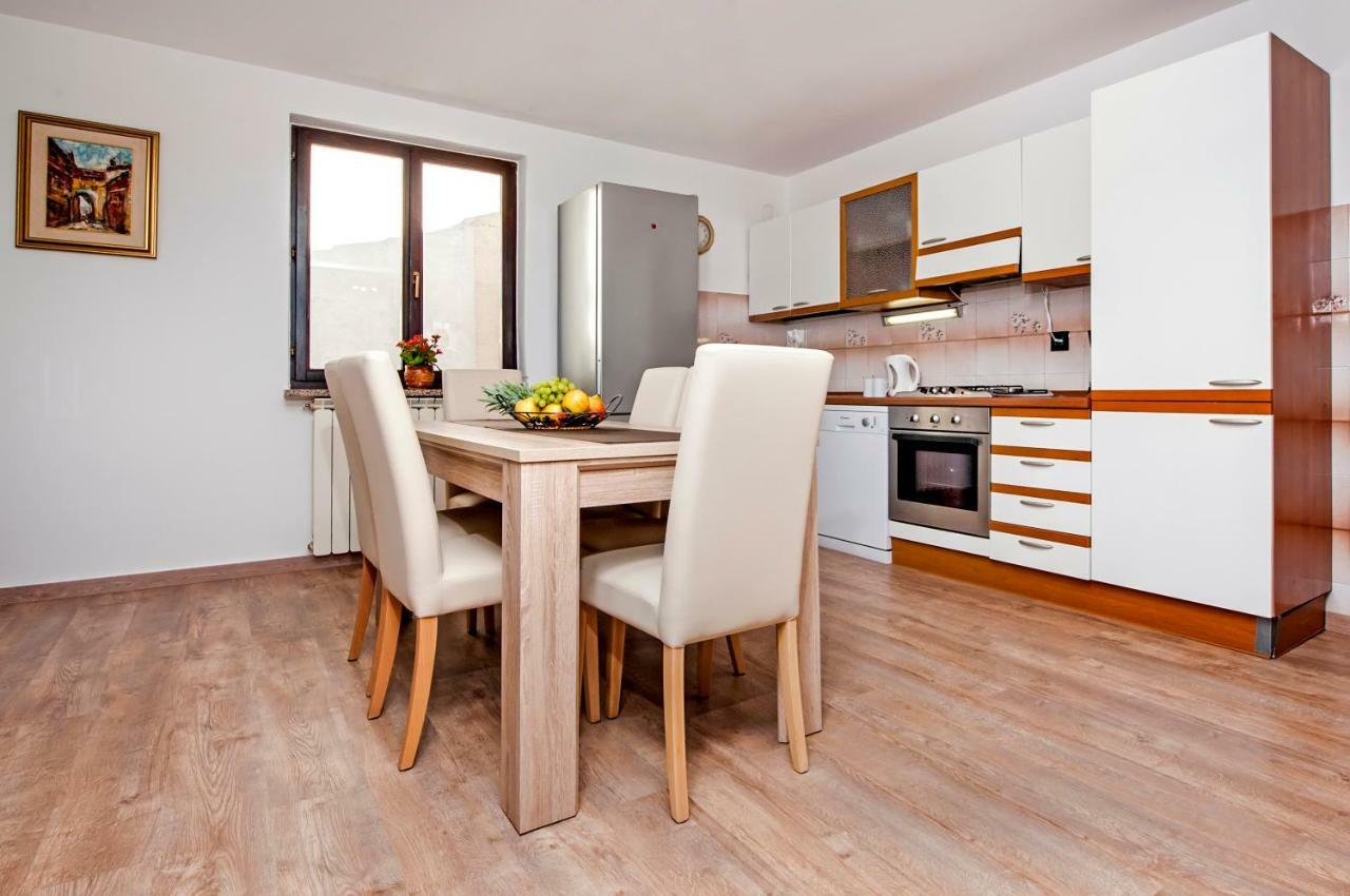 Apartment Nika ロヴィニ エクステリア 写真